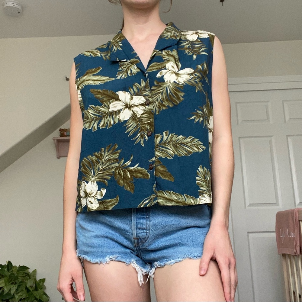 Vintage Hawaiian sleeveless button up top